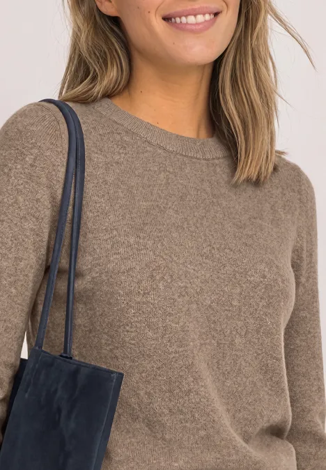 Langarm Pullover mit Rundhals und Raffung sanded amber mel. Frau im braunen Pullover mit dunkelblauer Schultertasche und leichtem Lächeln.