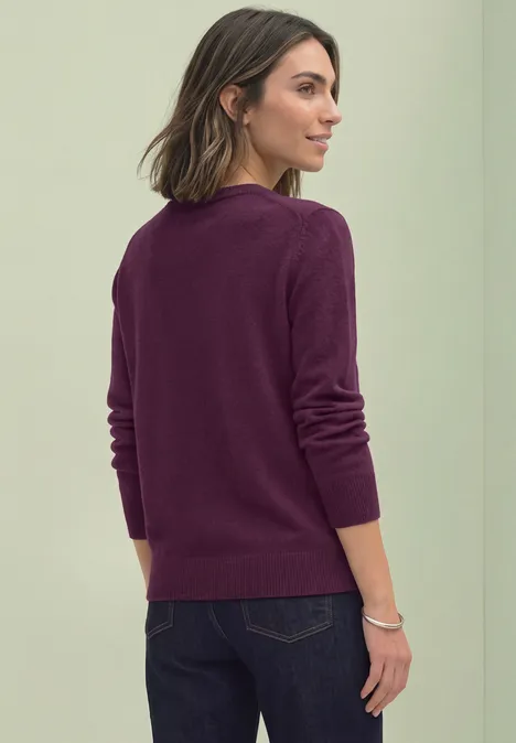Langarm Pullover mit Rundhals und Raffung berry maroon mel. Frau in pflaumenfarbenem Pullover und dunkler Jeans, Rückenansicht vor neutraler Wand.