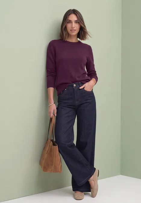 Langarm Pullover mit Rundhals und Raffung berry maroon mel. Frau in burgunderrotem Pullover, weiten Jeans, beigen Loafers und mit brauner Tasche vor hellem Hintergrund.