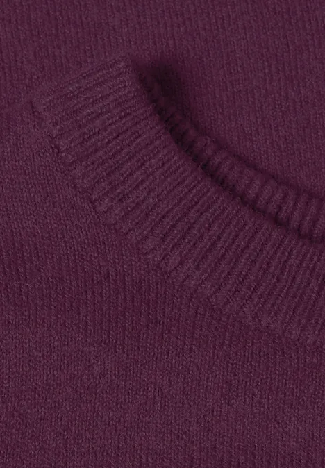 Langarm Pullover mit Rundhals und Raffung berry maroon mel. Nahaufnahme eines violetten Strickpullovers mit Rundhalsausschnitt.