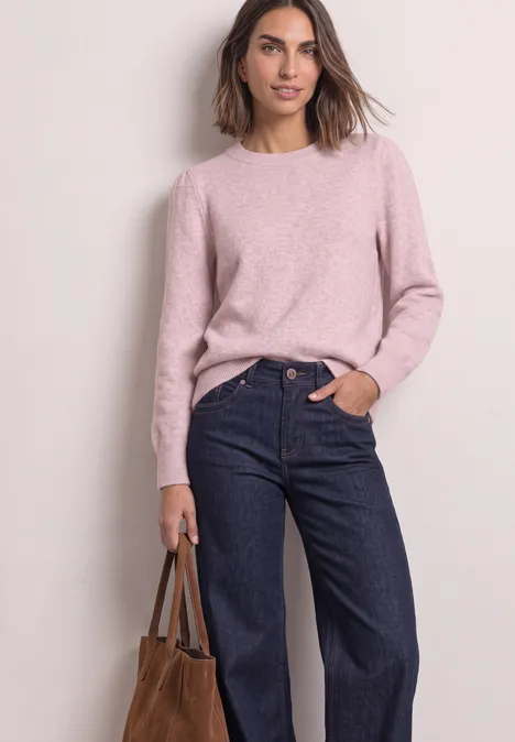 Langarm Pullover mit Rundhals und Raffung quiet rose mel. Frau trägt hellrosa Pullover, weite dunkelblaue Jeans und hält eine braune Lederhandtasche.