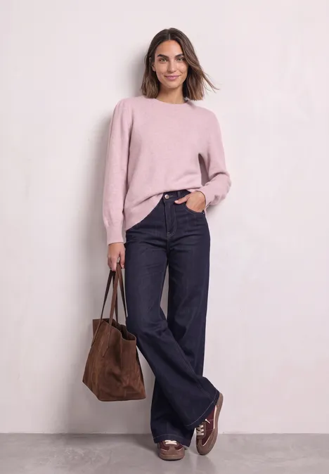 Langarm Pullover mit Rundhals und Raffung quiet rose mel. Frau in rosa Pullover, weiten Jeans und braunen Loafers trägt eine braune Tasche, posiert vor neutralem Hintergrund.