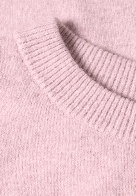 Langarm Pullover mit Rundhals und Raffung quiet rose mel. Nahaufnahme eines flauschigen, rosa Pullovers mit geripptem Kragen.