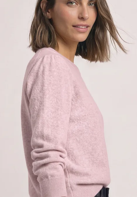 Langarm Pullover mit Rundhals und Raffung quiet rose mel. Eine Frau im rosa Pullover, halb seitlich abgebildet mit leichtem Lächeln.