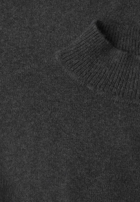 Kurzarm Pullover mit Turtle Neck armor grey mel. Nahaufnahme eines schwarzen Rollkragenpullovers aus Strickmaterial.