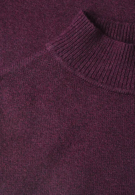 Kurzarm Pullover mit Turtle Neck berry maroon mel. Nahaufnahme eines dunkelroten Strickpullovers mit geripptem Kragen