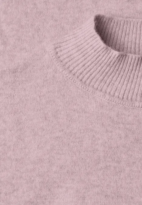Kurzarm Pullover mit Turtle Neck quiet rose mel. Nahaufnahme eines altrosa Strickpullovers mit geripptem Kragen.