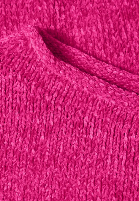 Chenille-Pullover mit U-Boot-Ausschnitt magenta dream Nahaufnahme eines pinkfarbenen, grob gestrickten Stoffes mit sichtbar weicher Struktur.