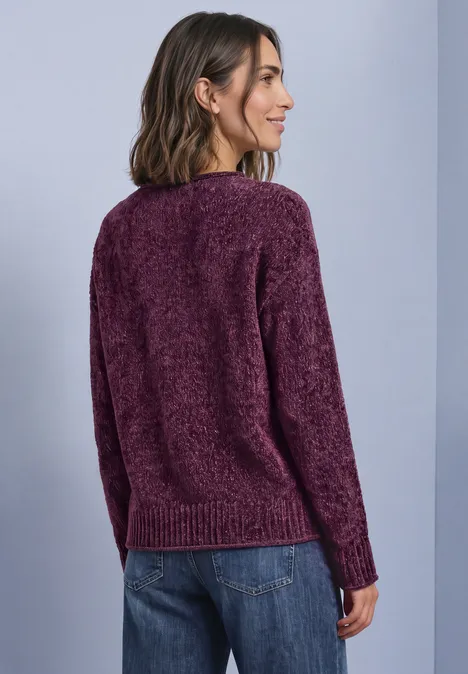 Chenille-Pullover mit U-Boot-Ausschnitt berry maroon Frau von hinten in flauschigem lila Pullover vor neutralem Hintergrund