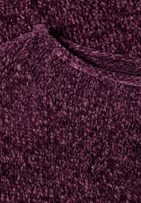 Chenille-Pullover mit U-Boot-Ausschnitt berry maroon Nahaufnahme eines dunkelvioletten Strickstoffs mit feiner Textur