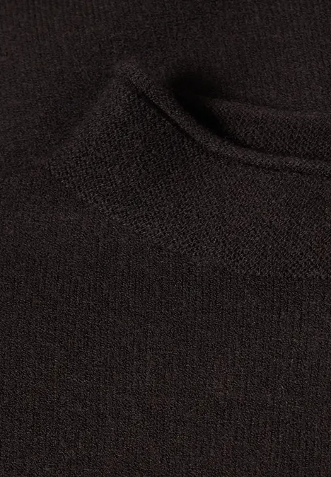 Close-up van donkerbruin gebreid stof met zichtbare naad of zakje.