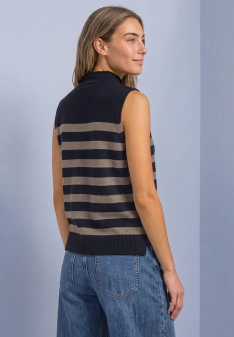 Pullunder mit Turtle Neck und Rollkanten indigo night Rückansicht einer Frau, die eine ärmellose, gestreifte Strickweste mit Stehkragen und Jeans trägt.