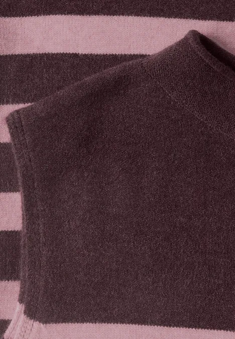 Fleece-Top in Braun auf rosa-braun gestreiftem Hintergrund.