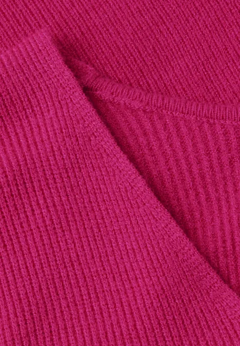 Langarm Pullover mit V-Ausschnitt magenta dream Close-up eines pinken Rippstrick-Stoffes mit V-Ausschnitt.