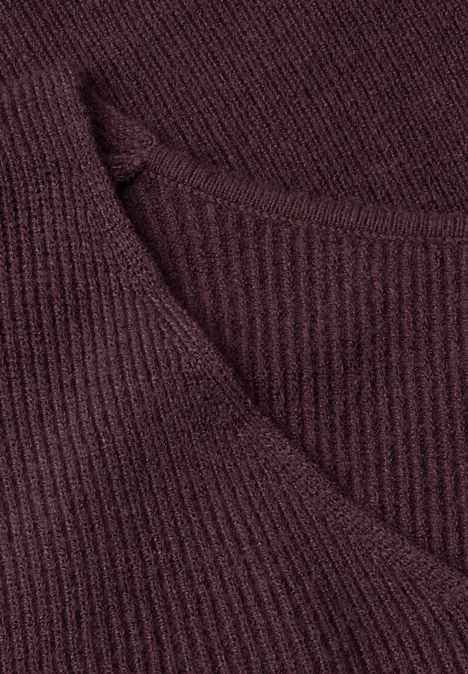 Gros plan sur un vêtement en maille côtelée violet foncé avec encolure en V.