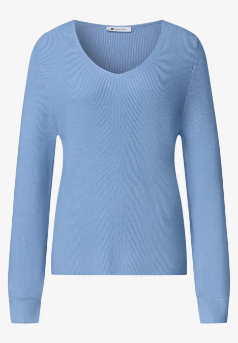 Langarm Pullover mit V-Ausschnitt northern blue Ein hellblauer Pullover mit Rundhalsausschnitt und langen Ärmeln.