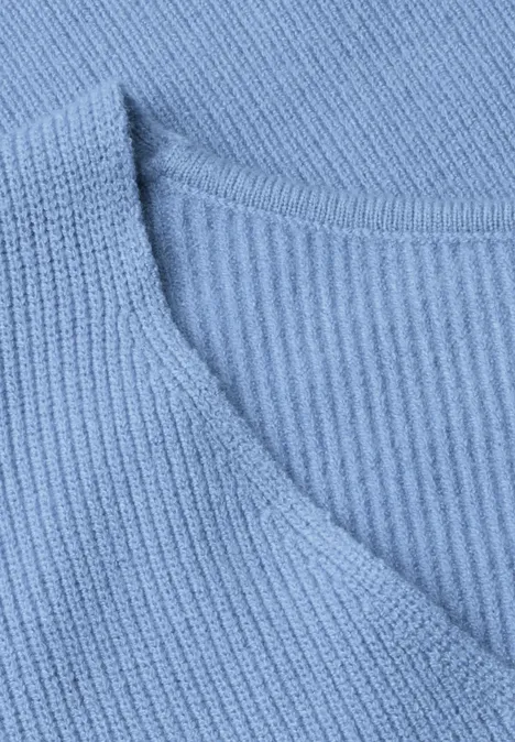 Langarm Pullover mit V-Ausschnitt northern blue Nahaufnahme eines hellblauen, gerippten Strickpullovers mit V-Ausschnitt.