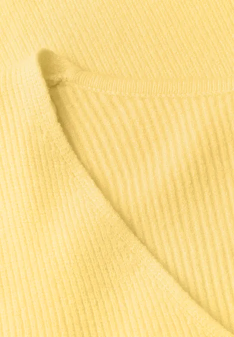 Langarm Pullover mit V-Ausschnitt sunbeam yellow Nahaufnahme eines gelben, gerippten Strickstoffs mit Rundhalsausschnitt