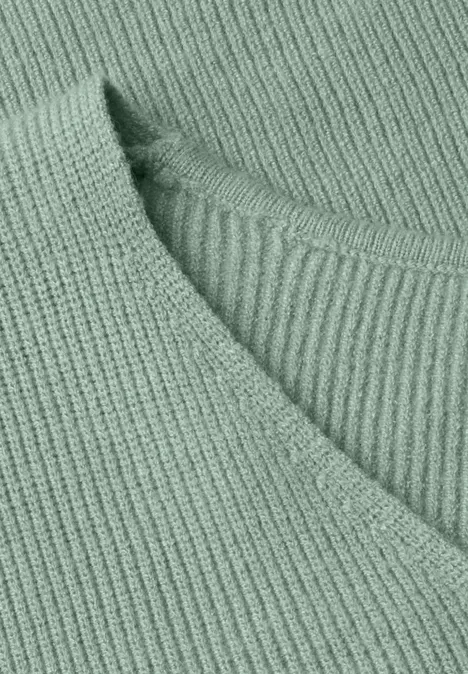 Langarm Pullover mit V-Ausschnitt eucalyptus green Nahaufnahme eines hellgrünen, gerippten Strickpullovers mit V-Ausschnitt.