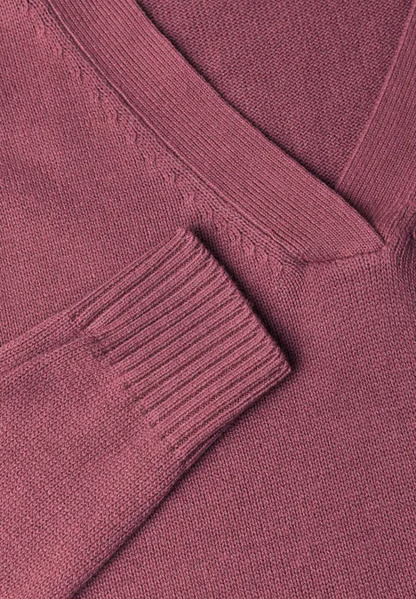 Langarm Pullover mit V-Ausschnitt dark clouded blush Detailaufnahme eines dunkelroten Strickpullovers mit V-Ausschnitt und Rippbündchen am Ärmel.