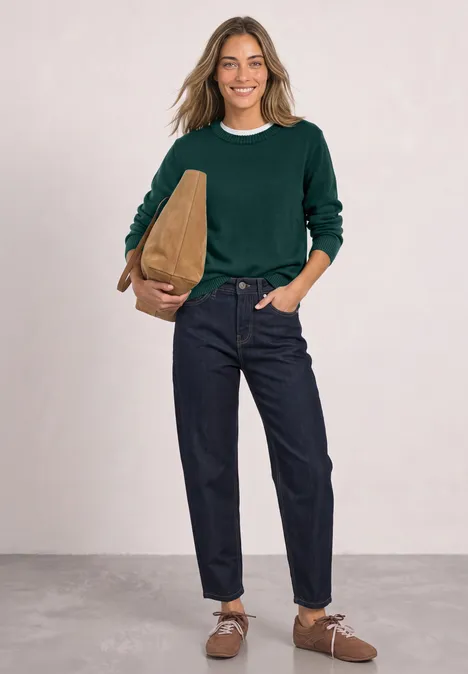 Langarm Pullover mit Boat Neck shadow teal Eine Frau in grünem Pullover, Jeans und braunen Schuhen hält eine Umhängetasche und lächelt.