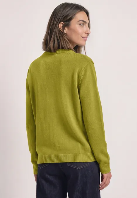 Langarm Pullover mit Boat Neck apple lime Frau in grünem Pullover, leicht zur Seite gedreht, Blick über die Schulter.