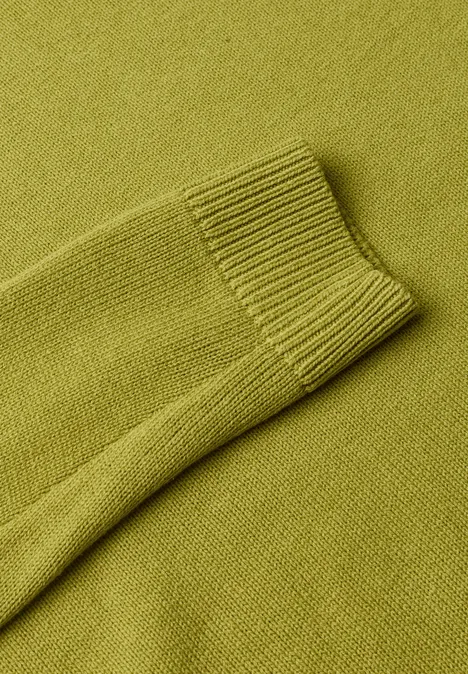 Langarm Pullover mit Boat Neck apple lime Nahaufnahme eines olivgrünen Strickpullovers mit Ärmelbündchen