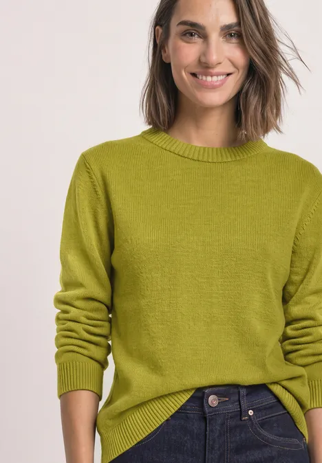 Langarm Pullover mit Boat Neck apple lime Eine Frau trägt einen hellgrünen Pullover und Jeans.