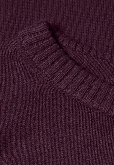 Langarm Pullover mit Boat Neck berry maroon Nahaufnahme eines weinroten Strickpullovers mit Rundausschnitt und geripptem Kragen.