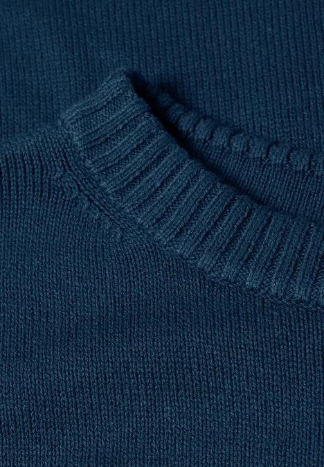 Langarm Pullover mit Boat Neck blue petrol Nahaufnahme eines dunkelblauen, glatt gestrickten Pullovers mit Rundhalsausschnitt.