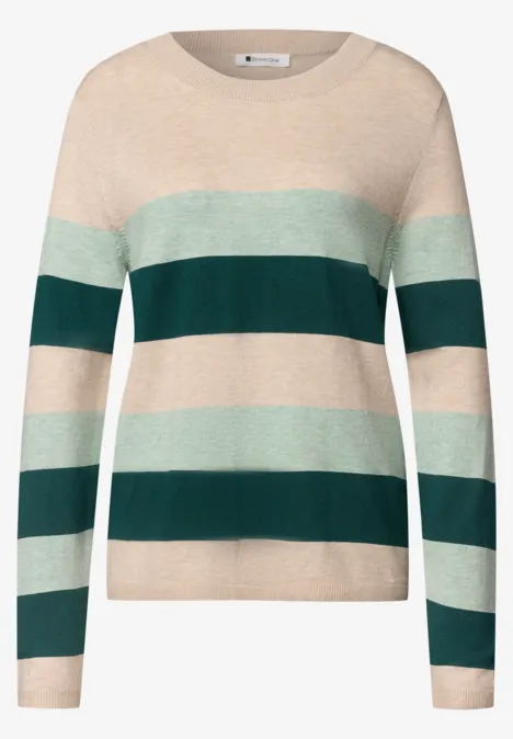 Pullover mit Rundhals und Streifen clay sand mel. Beigen Pullover mit breiten grünen Streifen, Rundhalsausschnitt, langärmlig.
