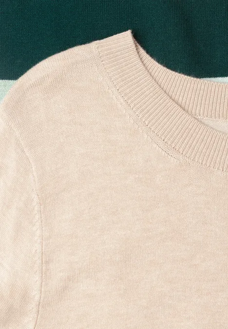 Pullover mit Rundhals und Streifen clay sand mel. Beiger Strickpullover mit Rundhalsausschnitt auf dunkelgrünem Hintergrund.