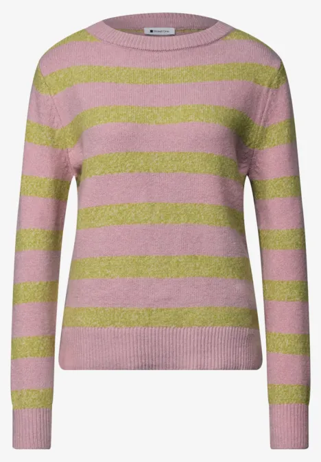Roze trui met limoengroene horizontale strepen, ronde hals en lange mouwen.