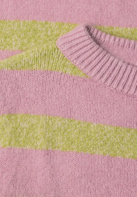 Close-up van een gebreide trui met brede roze en limoengroene strepen.
