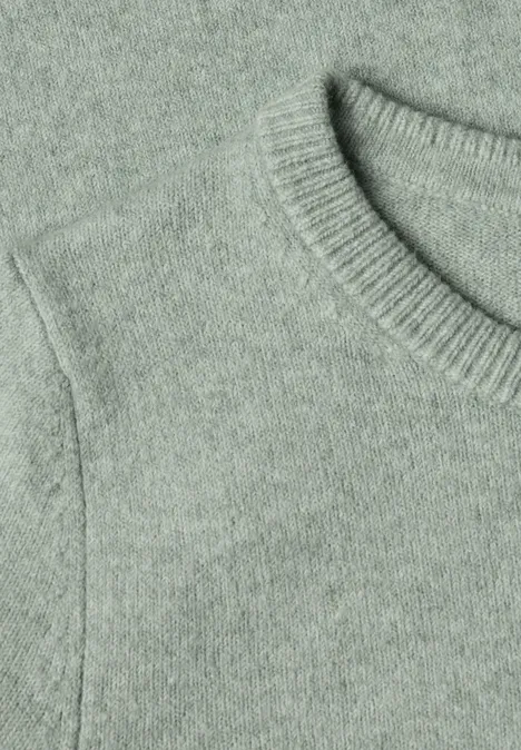 Kurzarm Pullover mit Rundhals und Rüschen eucalyptus green mel. Nahaufnahme eines hellgrau-grünen Strickpullovers mit Rundhalsausschnitt und Schulteransatz.