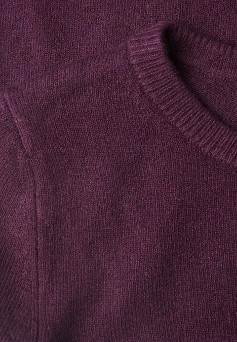 Kurzarm Pullover mit Rundhals und Rüschen berry maroon Nahaufnahme eines weichen, lila Strickpullovers mit feiner Maschenstruktur.
