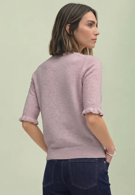 Kurzarm Pullover mit Rundhals und Rüschen quiet rose mel. Frau mit halblangen braunen Haaren steht Rücken zur Kamera, trägt pinken Pullover und Jeans.