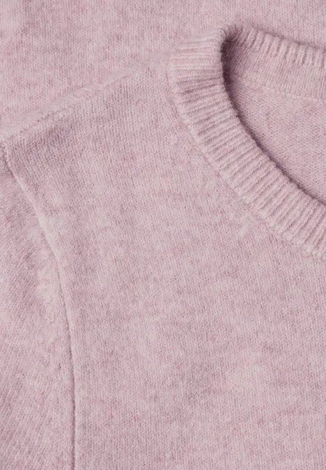 Kurzarm Pullover mit Rundhals und Rüschen quiet rose mel. Nahaufnahme eines rosa Strickpullovers mit Rundhalsausschnitt