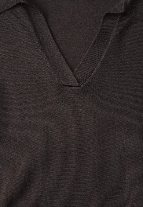 Langarm Pullover mit Polokragen black coffee Nahaufnahme eines schwarzen V-Ausschnitt-Shirts.