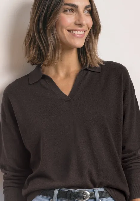 Langarm Pullover mit Polokragen black coffee Frau im dunkelbraunen Pullover mit V-Kragen und Polokragen, lächelnd.