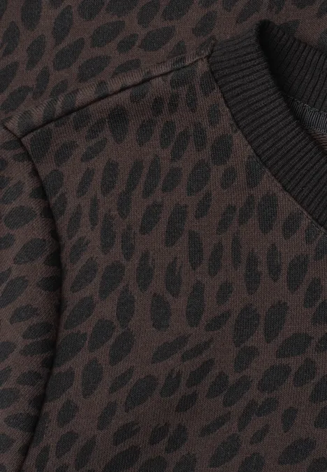 Nahaufnahme eines braunen Pullovers mit schwarzem Leopardenmuster.