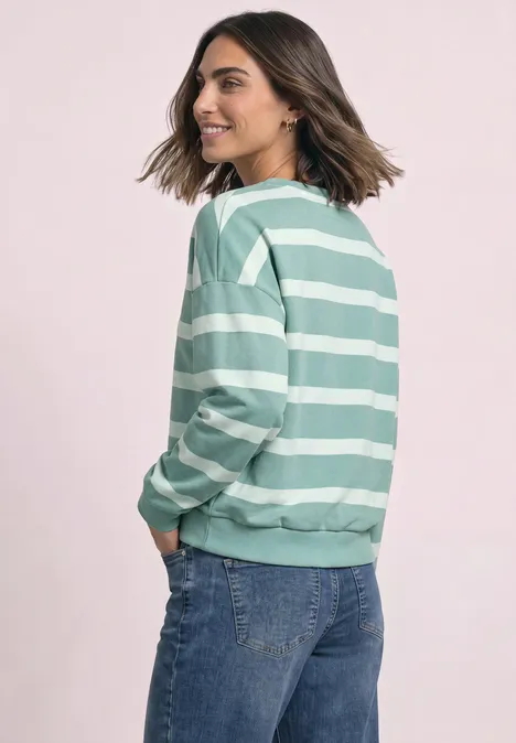 Sweatshirt mit Rundhals und Streifen eucalyptus green Frau im grün-weiß gestreiften Pullover, seitlich stehend, lächelnd.