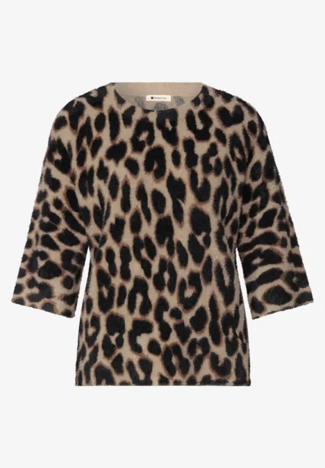 Beiger Pullover mit Leopardenmuster und 3/4-Ärmeln.