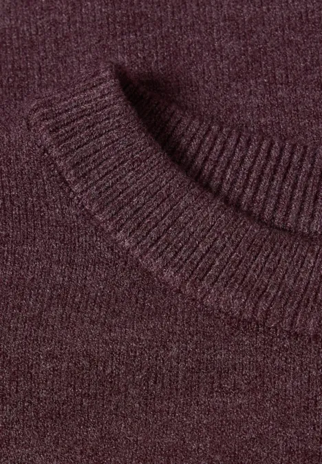 Pull à manches 3/4 et col rond rustic rouge mel. Nahaufnahme eines burgunderroten Strickpullovers mit geripptem Kragen.