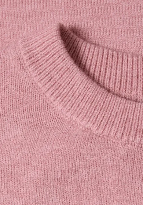 Nahaufnahme eines rosa gestrickten Pulloverkragens mit feinem Strukturmuster.