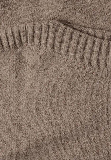 Langarm Pullover mit Boat Neck sanded amber mel. Nahaufnahme eines braunen Strickpullovers mit dezentem Rippenmuster