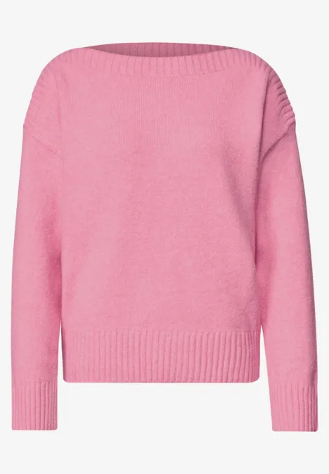 Een roze trui met lange mouwen van gebreide stof.