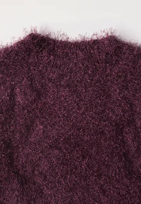 Langarm Pullover aus Fransengarn rustic rouge Nahaufnahme eines flauschigen, weinroten Strickpullovers.