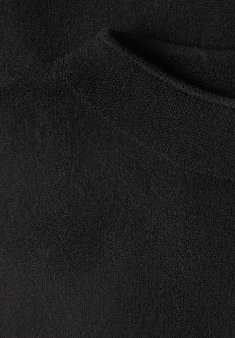 Pull à manches courtes et col roulé Black Nahaufnahme eines schwarzen Fleece-Stoffs mit feiner, weicher Textur und leichten Falten.