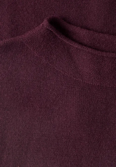 Nahaufnahme eines bordeauxroten Strickpullovers mit Rundhalsausschnitt.
